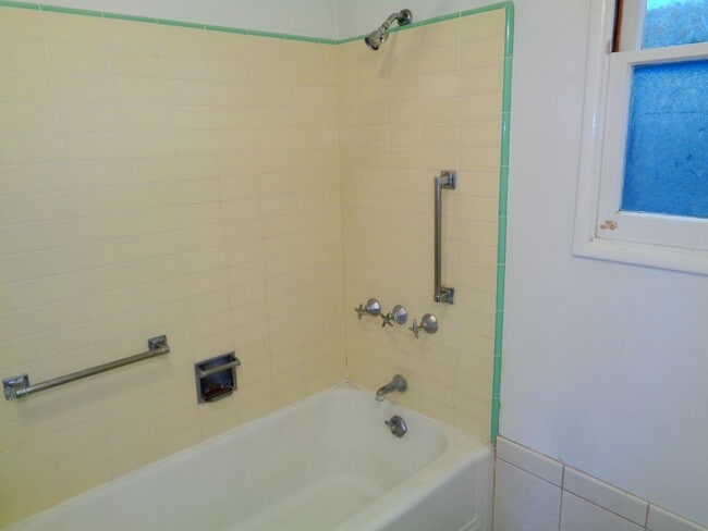 Building Photo - 2 Bedroom 1 Bath Duplex for Rent in Uptown Whittier