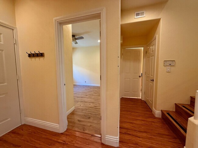 Building Photo - Gorgeous Spanish Trails 3BR House for lease!