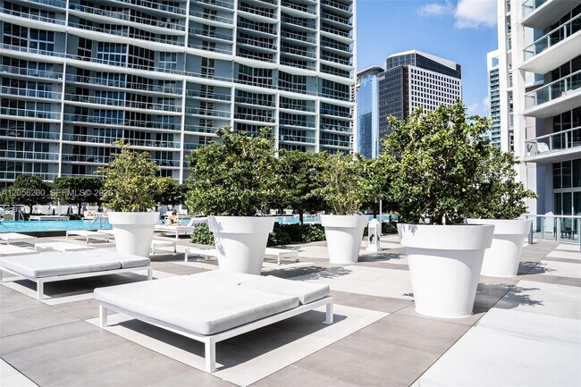 Building Photo - 495 Brickell Ave