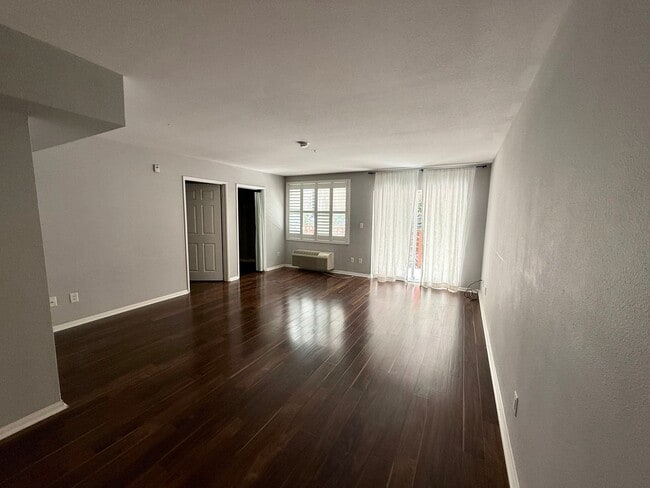 Building Photo - Spacious Studio Living in the Heart of Little Italy