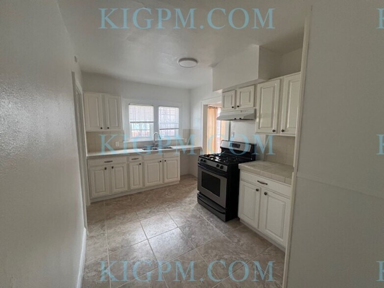 Building Photo - 2-Bedroom Duplex in Prime Mid-Wilshire Area!