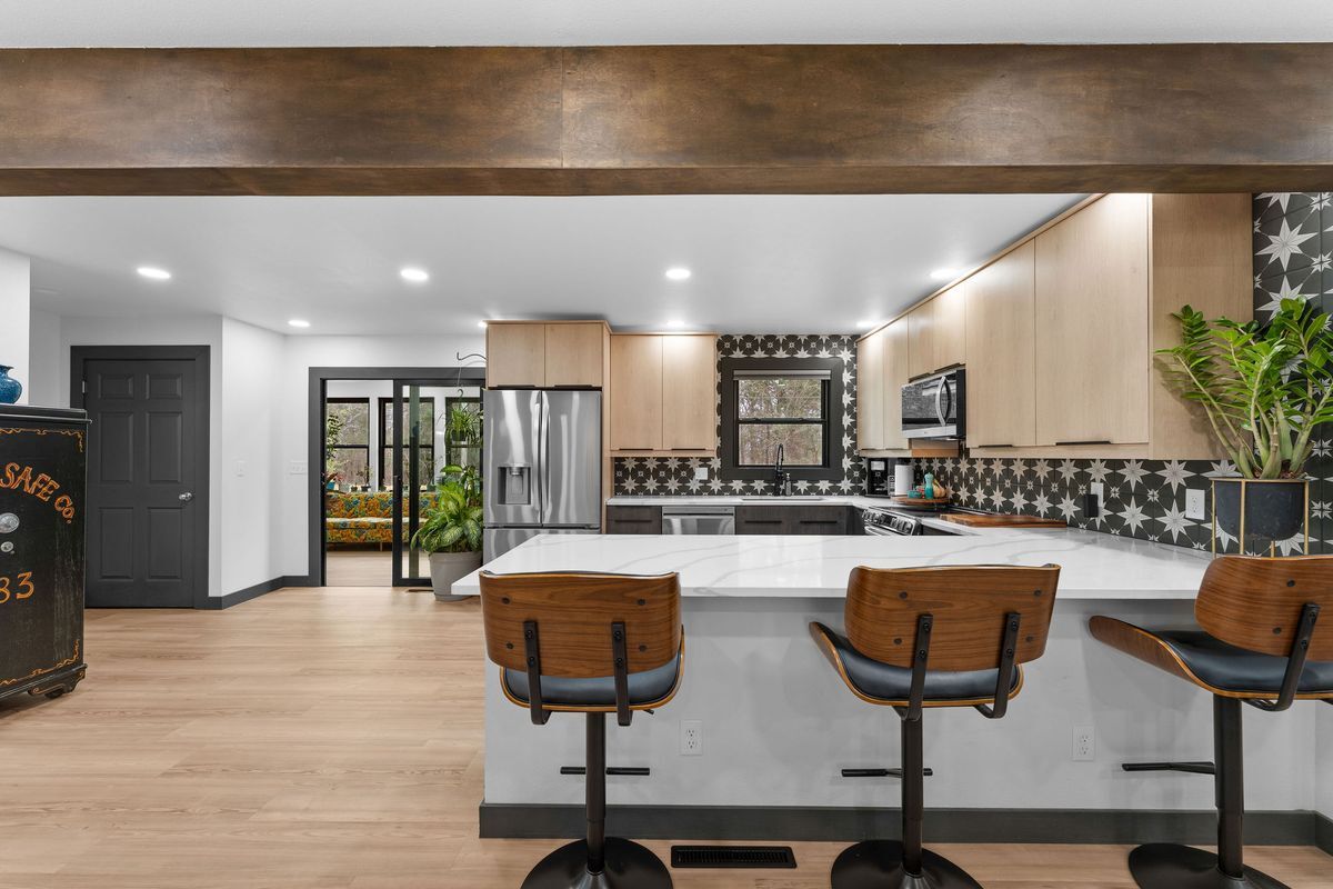 Building Photo - 118 Combs St