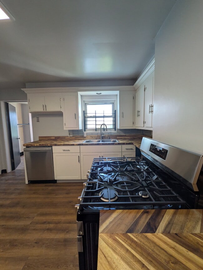 Building Photo - Newly Updated 3 bedroom in Carrick! Section 8 is considered