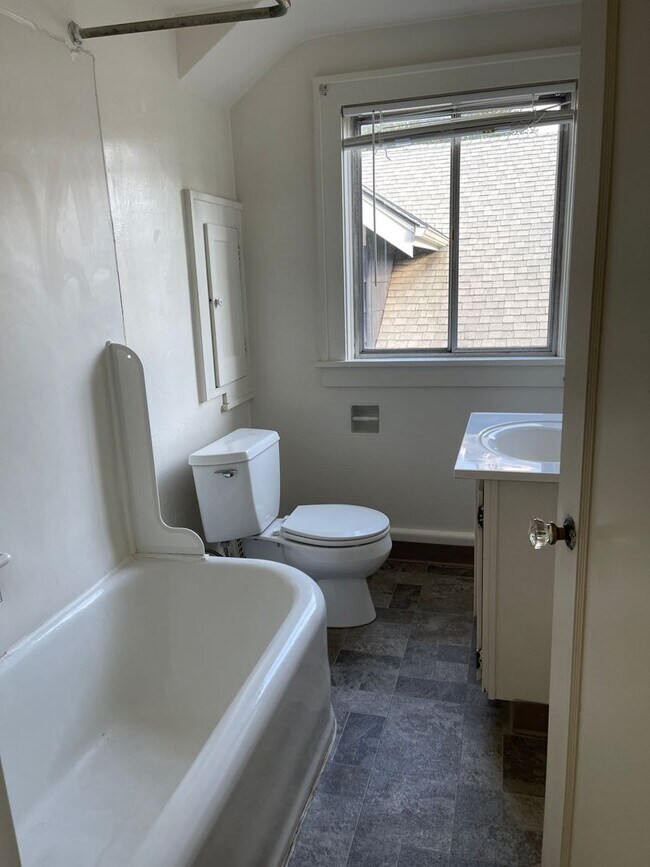 Building Photo - Cro02 - NW Northrup