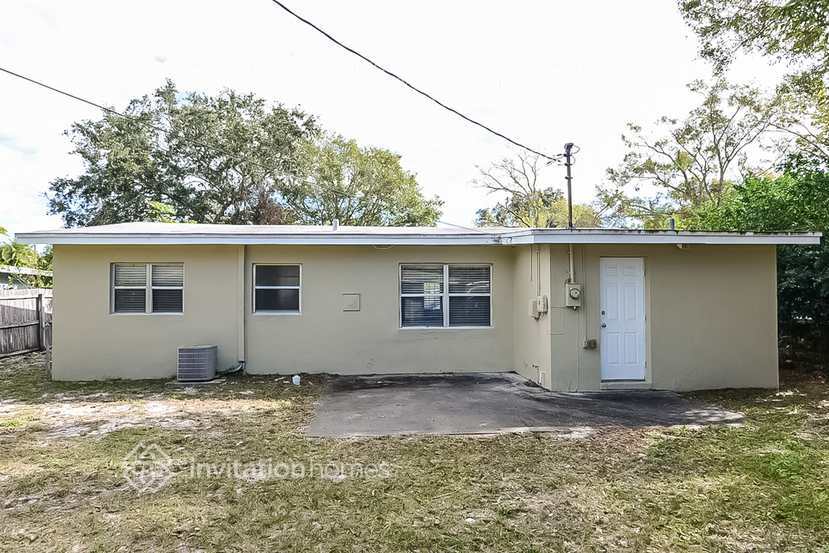 Building Photo - 2160 Riviera Dr