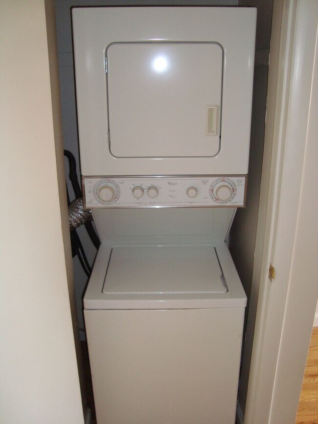 Building Photo - Roomy Bi-Level 2BR/2BA w/ In-Unit W/D in Washington Square West!