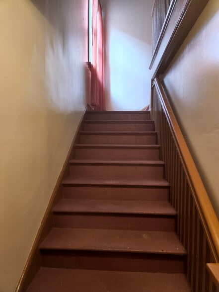 2 bedroom unit - 1200 W 36th St