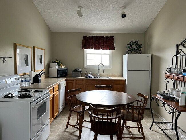 Building Photo - 3 bedroom fully furnished apt