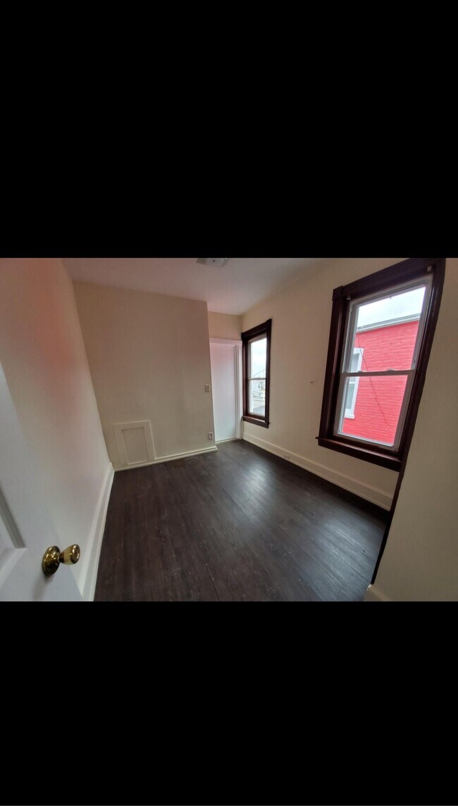 Building Photo - 826 schuylkill ave