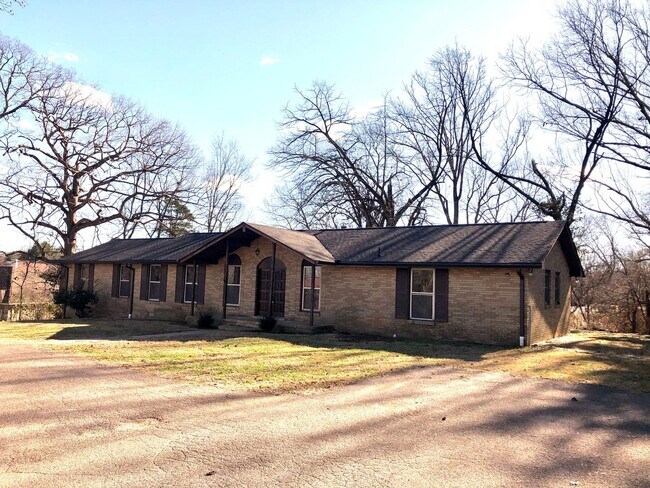 Building Photo - Charming single-level ranch home offers 4 bedrooms and 2 bathrooms in Brentwood