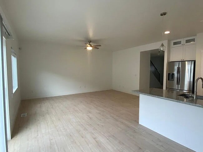 Building Photo - 348 S 3rd W
