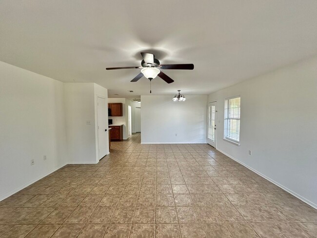Building Photo - 3 Bedroom 2 Bath Rental in Whitehouse ISD!...