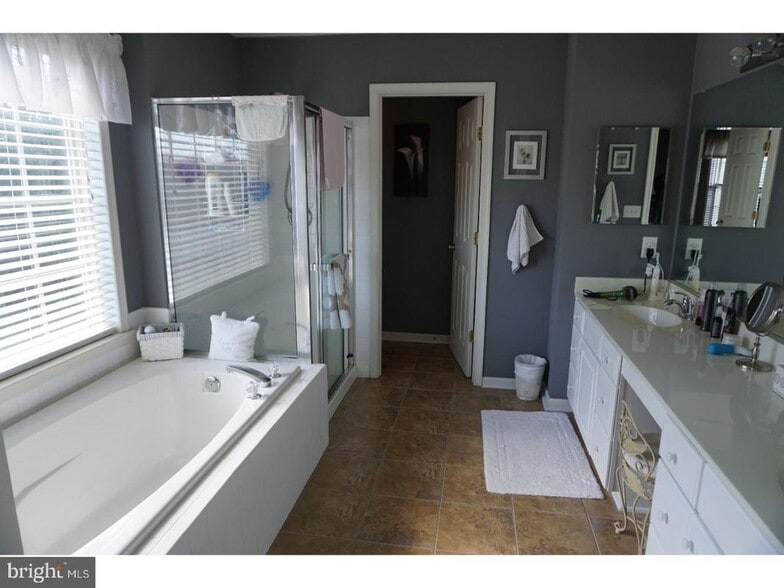 Building Photo - 5 W Minglewood Dr