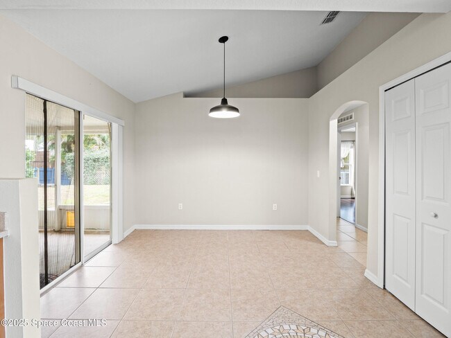 Building Photo - 380 Courtney St