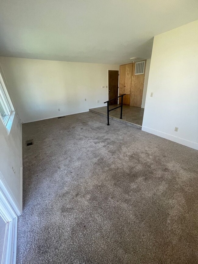 Building Photo - Charming 2 Bedroom Duplex With Fenced Yard...