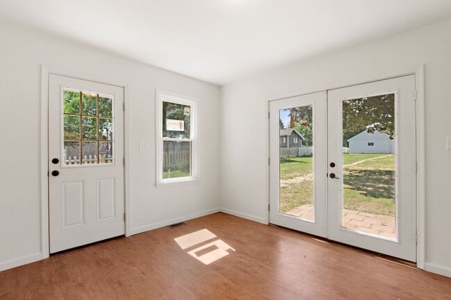 Building Photo - Coming Soon- Charming 2 Bedroom, 1.5 Bath ...