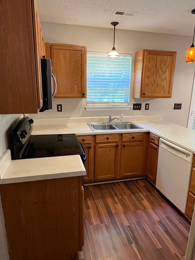 Building Photo - Great 3 Bed, 2.5 Bath house in University ...