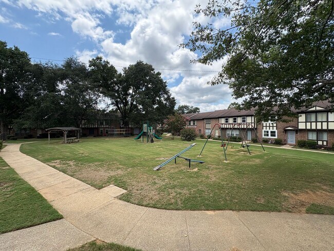 Building Photo - Four Bedroom Townhome Available Now