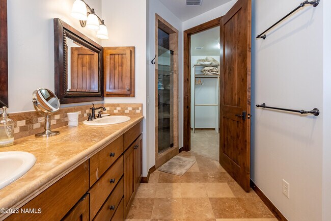 Building Photo - 1507 E Castle Hills Dr