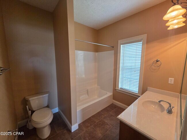 Building Photo - 3401 Hillcrest Dr