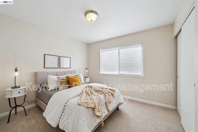 Building Photo - 7403 Hillsdale Dr