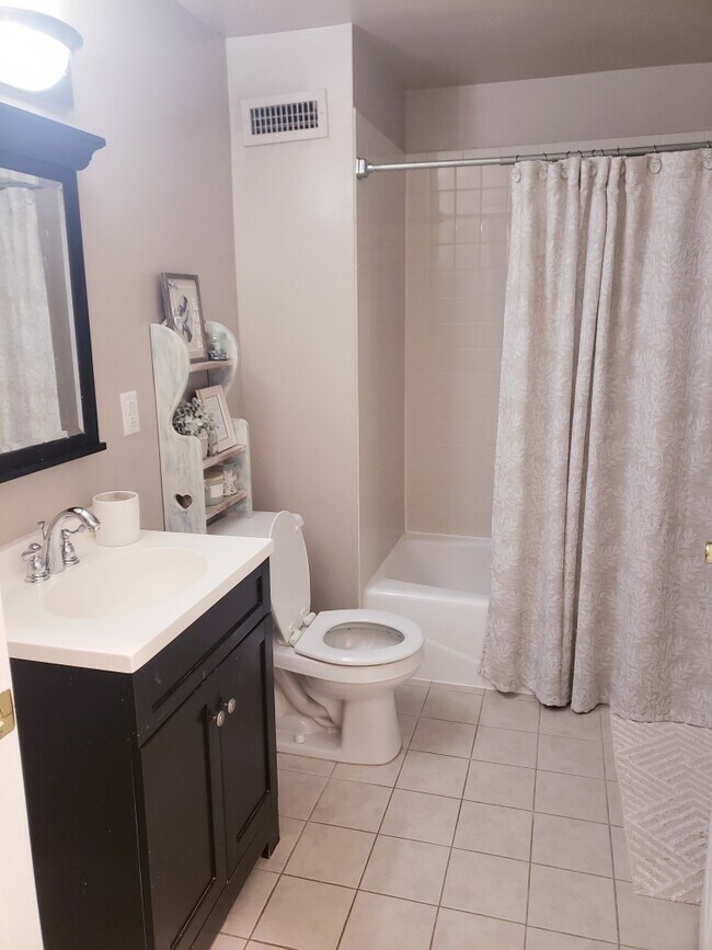 Bathroom - 1502 Mount Vernon St