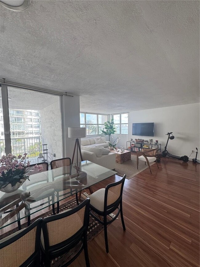 Building Photo - 1420 Brickell Bay Dr