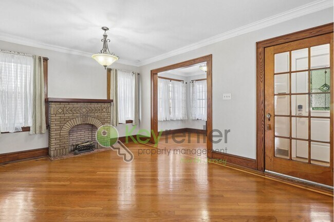 Building Photo - Spacious 4BR Single-Family Home with Garage, Driveway & Fenced Yard in Kearny