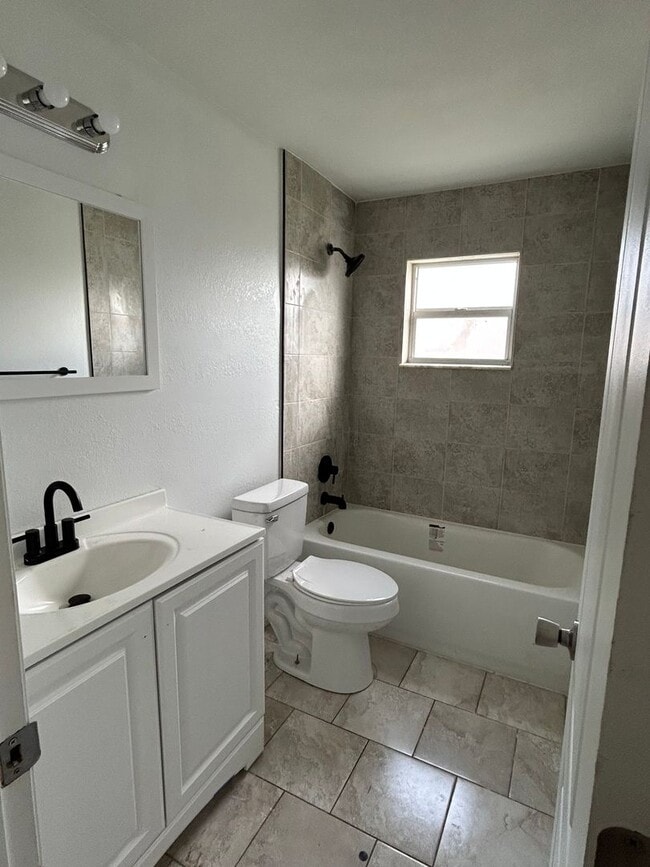 Building Photo - 3 Bed 2 Bathroom Home for Rent