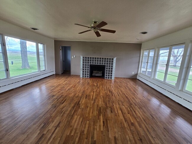 Building Photo - 4 bed, 3 bath house in the country