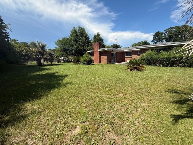 Building Photo - Pensacola - Lakeview - 3 bedroom, 2 bathroom