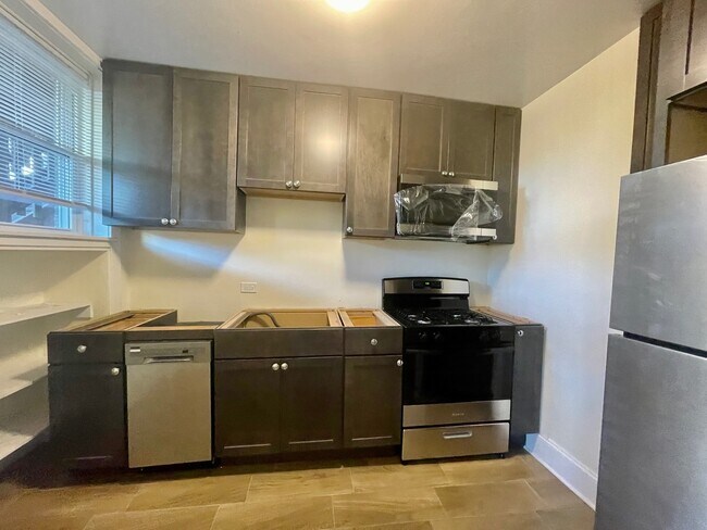 Building Photo - 2536 W Thorndale Ave