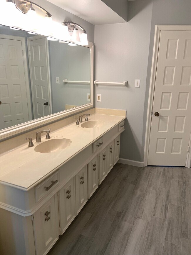 Building Photo - 3123 Bonney Briar Dr