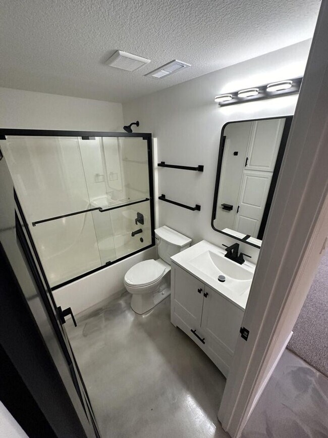 Building Photo - 5 Bed 4 Bath Home fenced yard