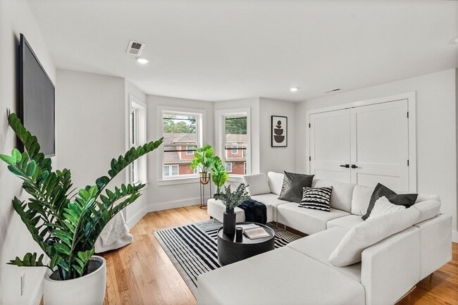 Building Photo - 20 Ufford St