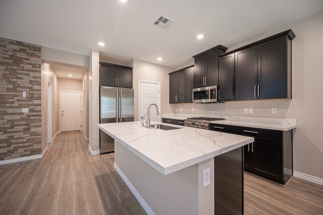 Building Photo - 600 N Carriage Hill Dr