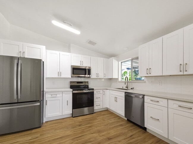 Building Photo - New Kitchen!! Beautiful family home w/extr...