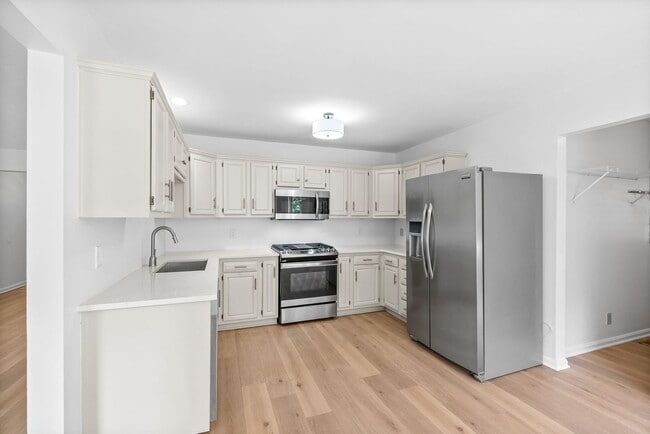 Building Photo - Pet Friendly Three Bedroom in Springfield!