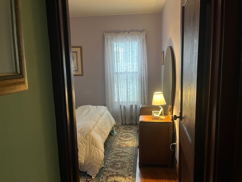 Building Photo - 719 W 2nd St