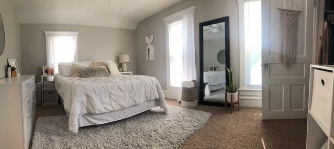 Building Photo - Large 4-Bed House in Historic Cedar Falls