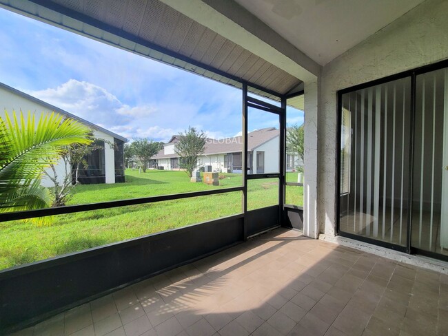Building Photo - Spacious 3-Bed Townhome with 1st-Floor Mai...