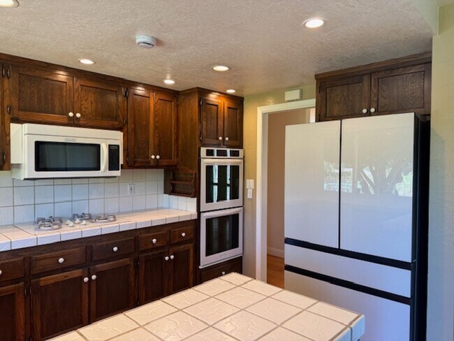 Building Photo - Single level home with pool in Whitegate c...