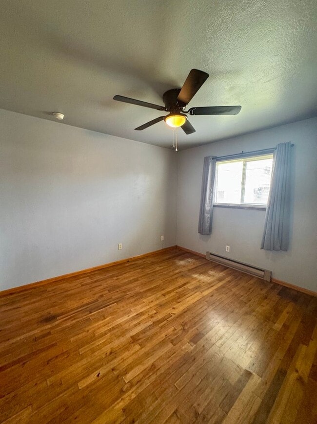 Building Photo - Renovated 2 bed 1 bath duplex near town ce...