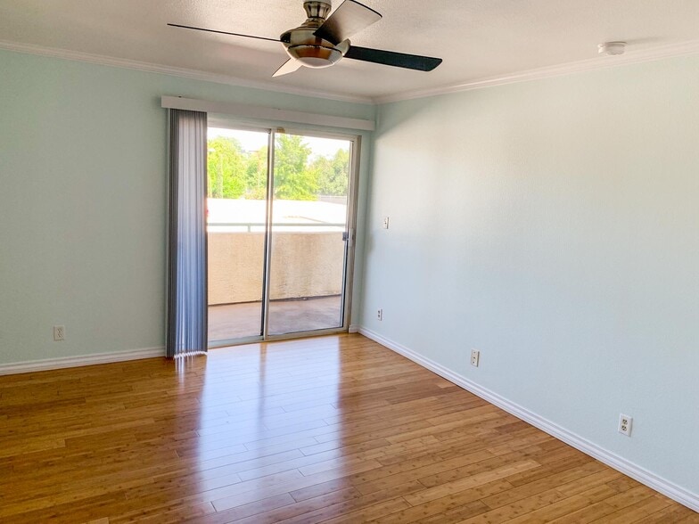 Master bed - 7800 Topanga Canyon Blvd