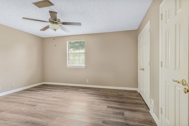 Building Photo - Convenient Brentwood Condo