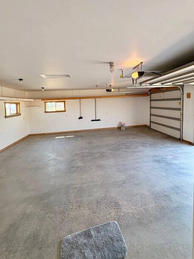 Building Photo - 6963 Green Meadow Dr