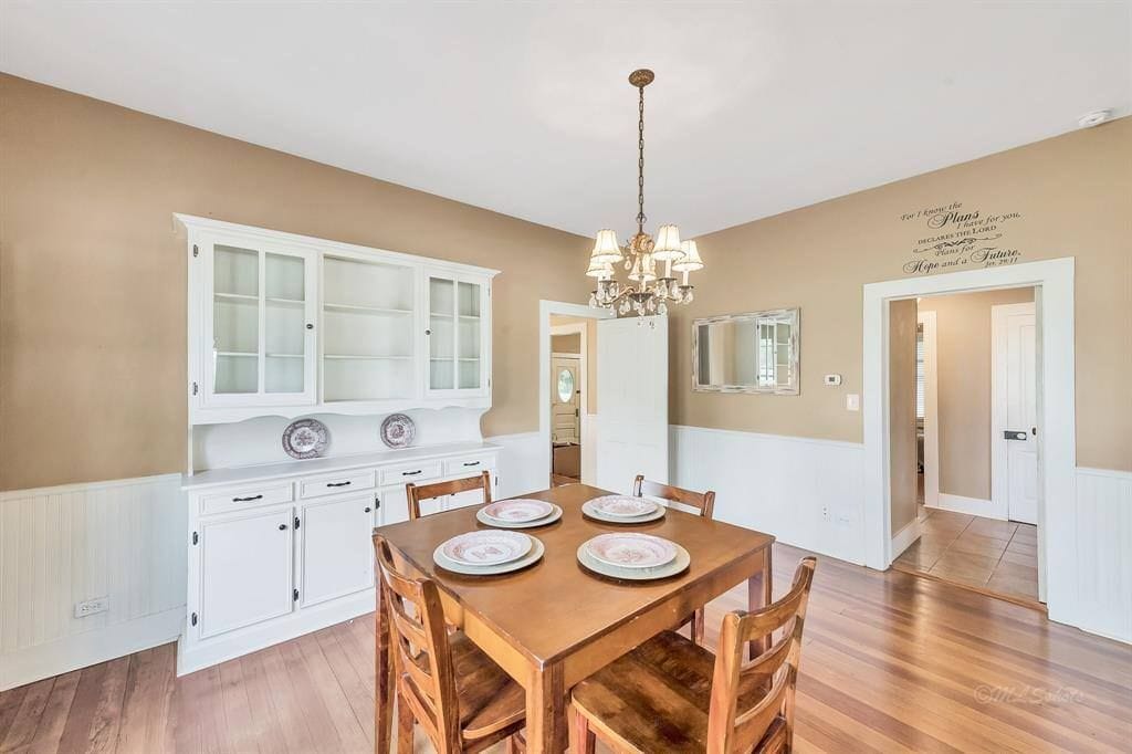 Dining Room - 10152 FM949