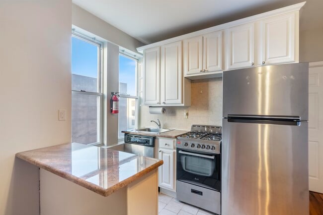 Building Photo - 734 Adams St