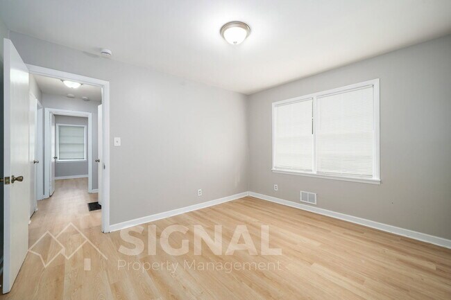 Building Photo - 112 19th Ave NW