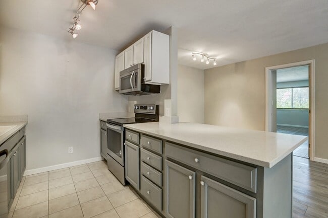 Building Photo - $1,750- 2 Bed 2 Bath Condo in Lakewood wit...